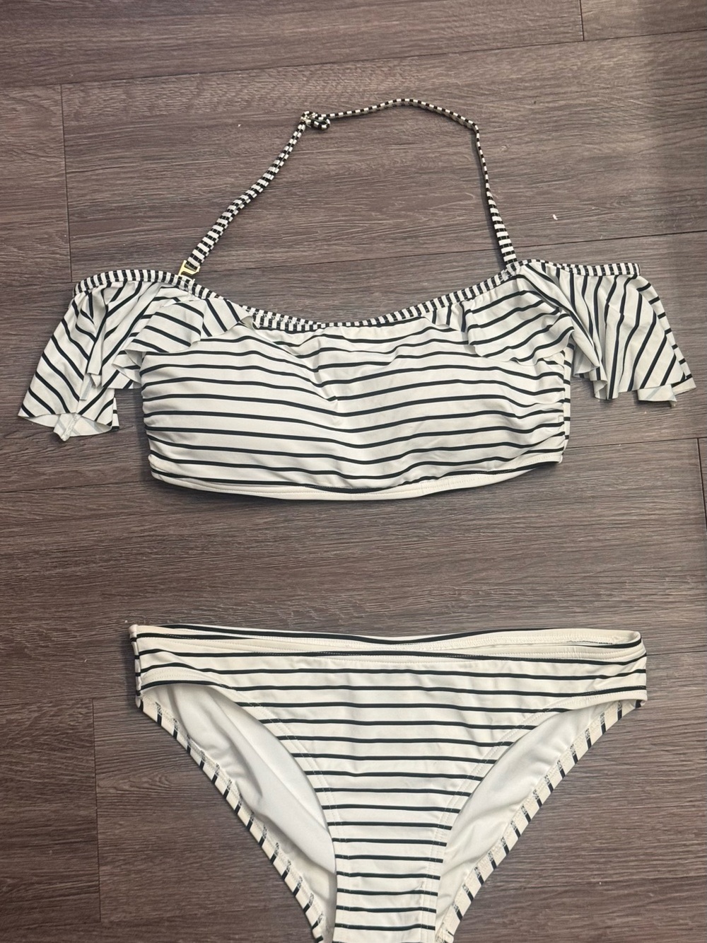 Vince Camuto striped off‑shoulder ruffle bikini set size small